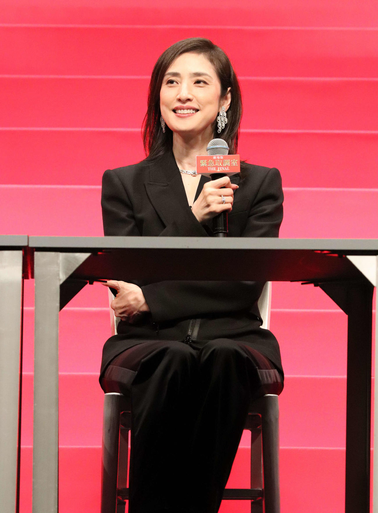 劇場版「緊急取調室　THE FINAL」完成報告会見で、笑顔を見せる天海祐希（撮影・佐瀬百合子）