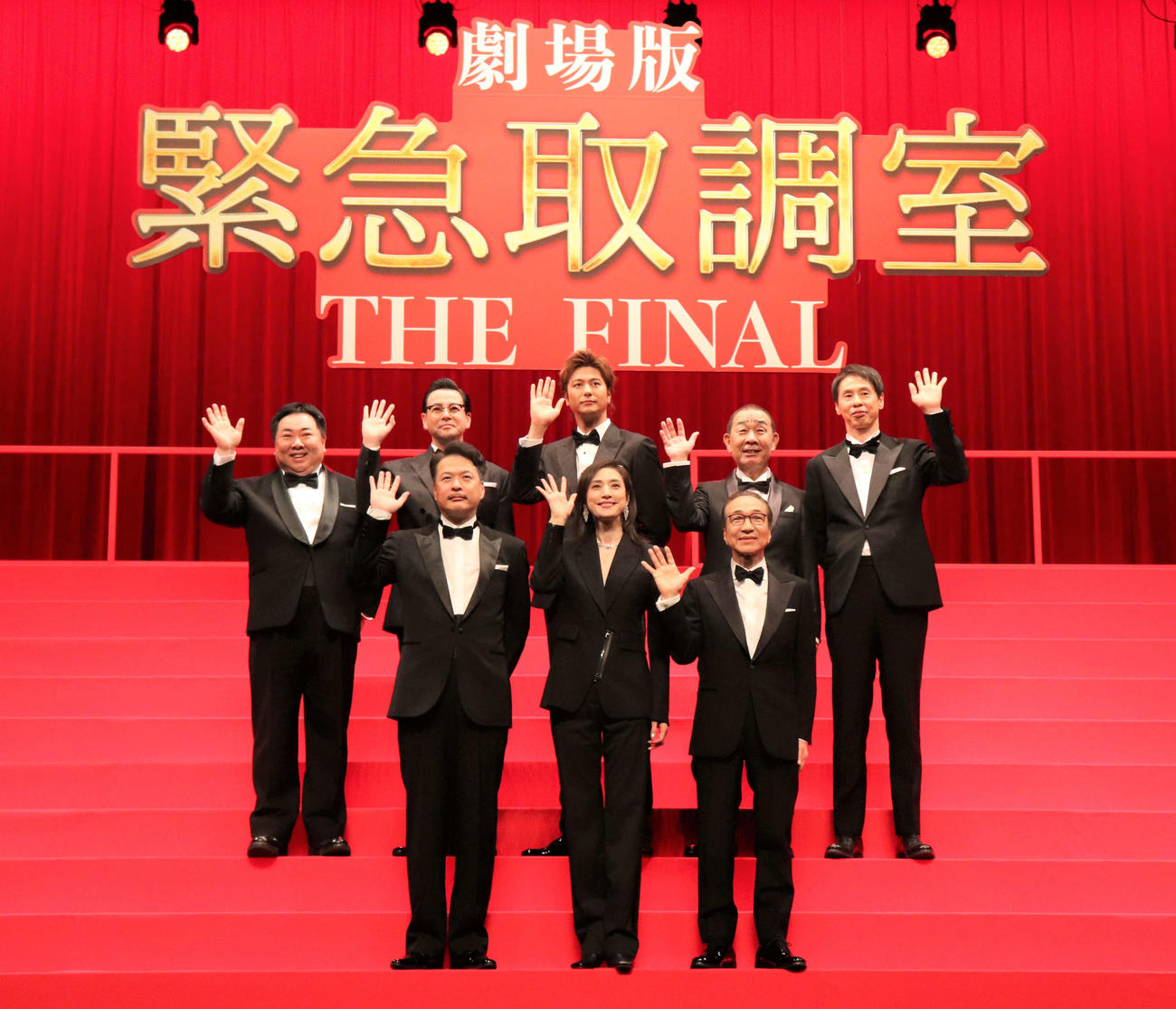 劇場版「緊急取調室　THE FINAL」完成報告会見のフォトセッションで写真に納まる出演者たち。前列左から田中哲司、天海祐希、小日向文世、後列左から塚地武雅、鈴木浩介、速水もこみち、でんでん、大倉孝二（撮影・佐瀬百合子）