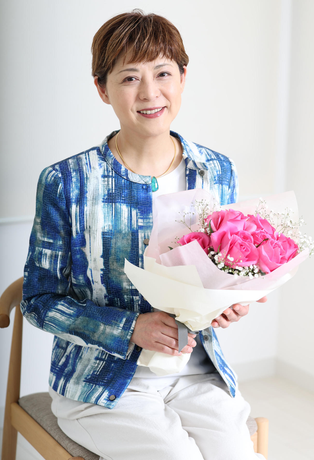 花束を手に笑顔を見せる小田貴月さん（撮影・野上伸悟）
