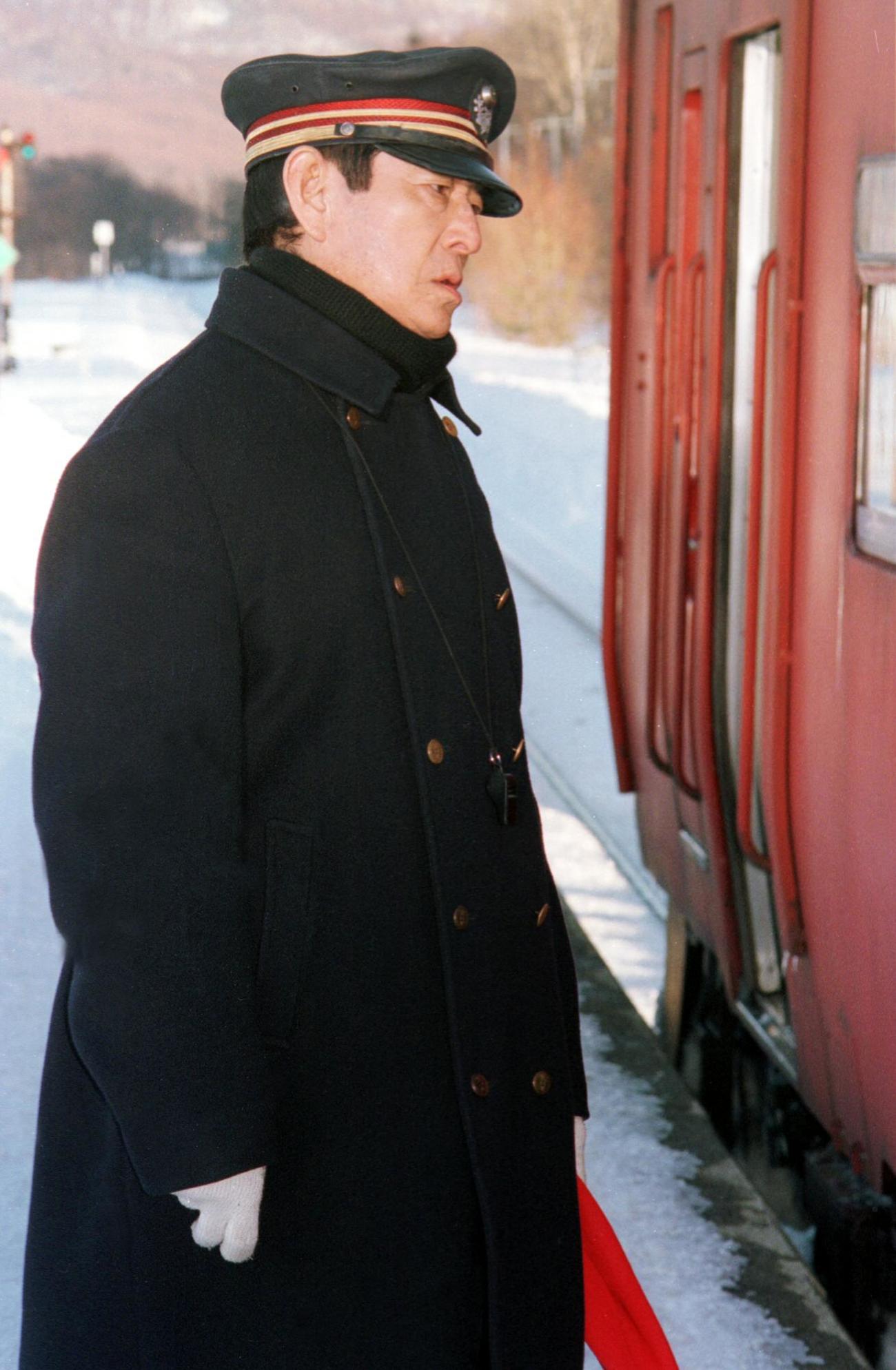 映画「鉄道員（ぽっぽや）」の撮影で鉄道員を演じる高倉健（1999年1月25日）