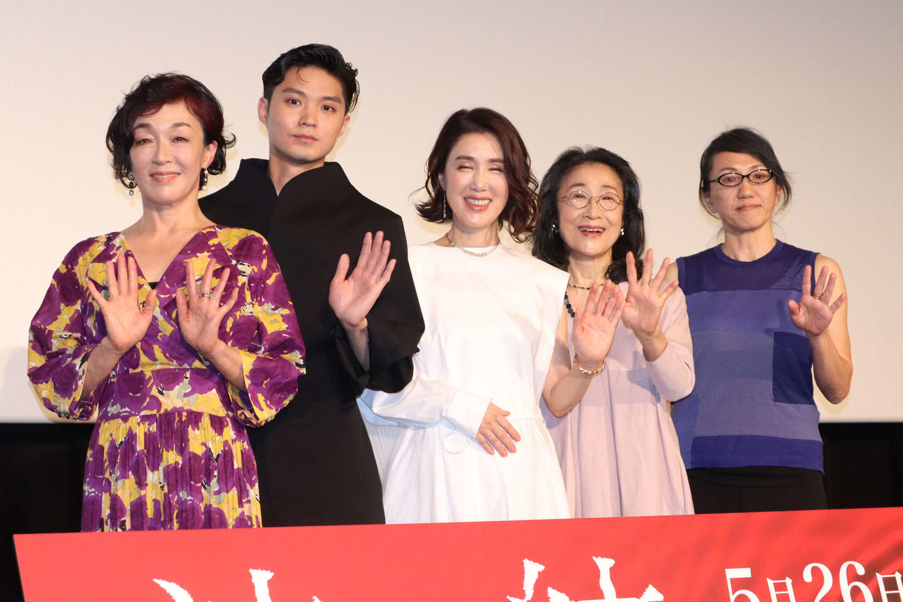 映画「波紋」プレミア上映会に登壇した左から、キムラ緑子、磯村勇斗、筒井真理子、木野花、荻上直子監督（撮影・加藤理沙）