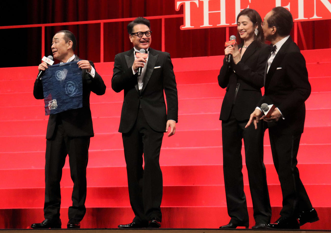劇場版「緊急取調室　THE FINAL」完成披露試写会で故大杉漣さんからもらったハンカチを手にするでんでん（左）と出演者たち。右から2番目は天海祐希（撮影・玉利朱音）
