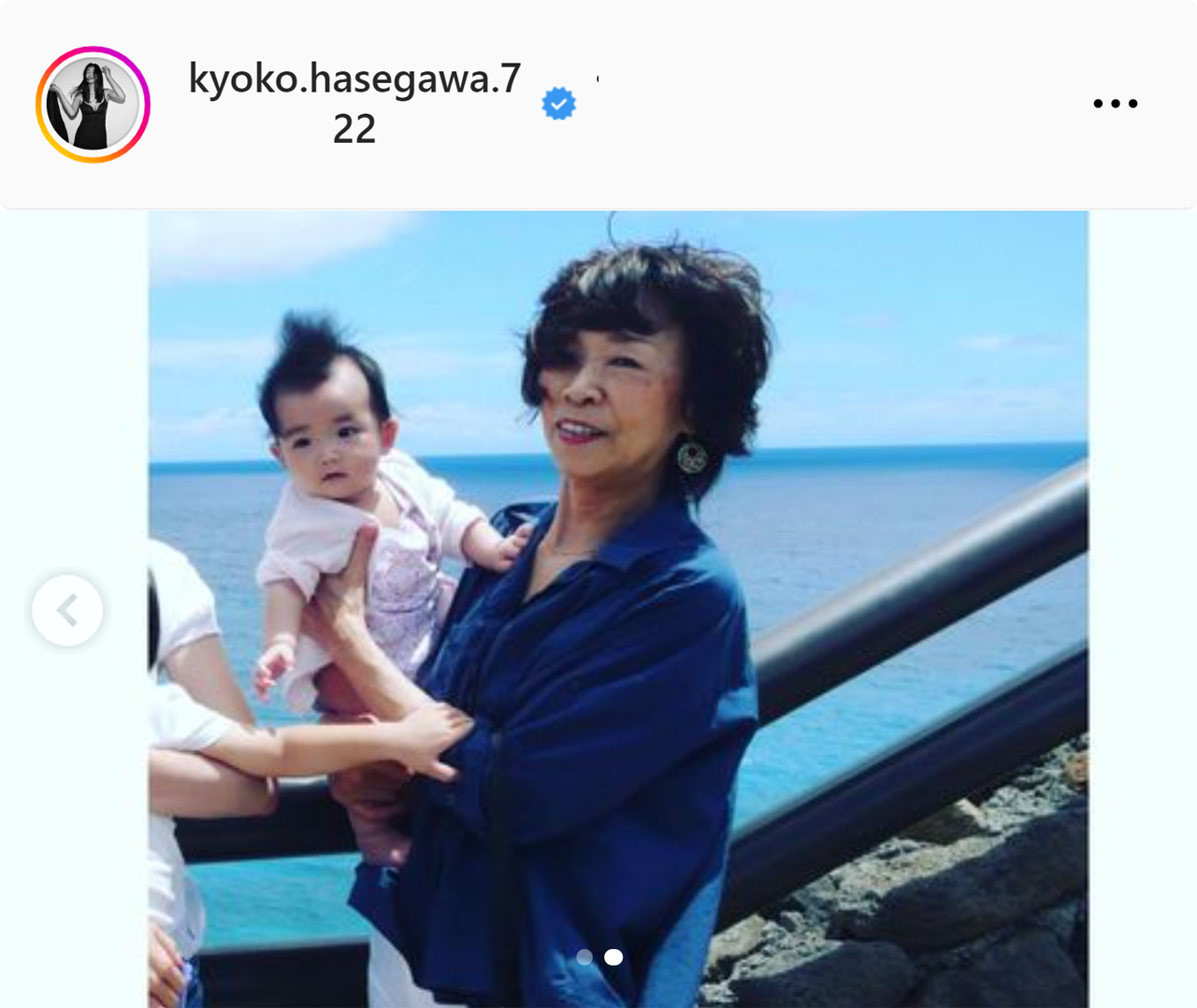 孫を抱く長谷川京子の母親（長谷川京子のインスタグラムから）