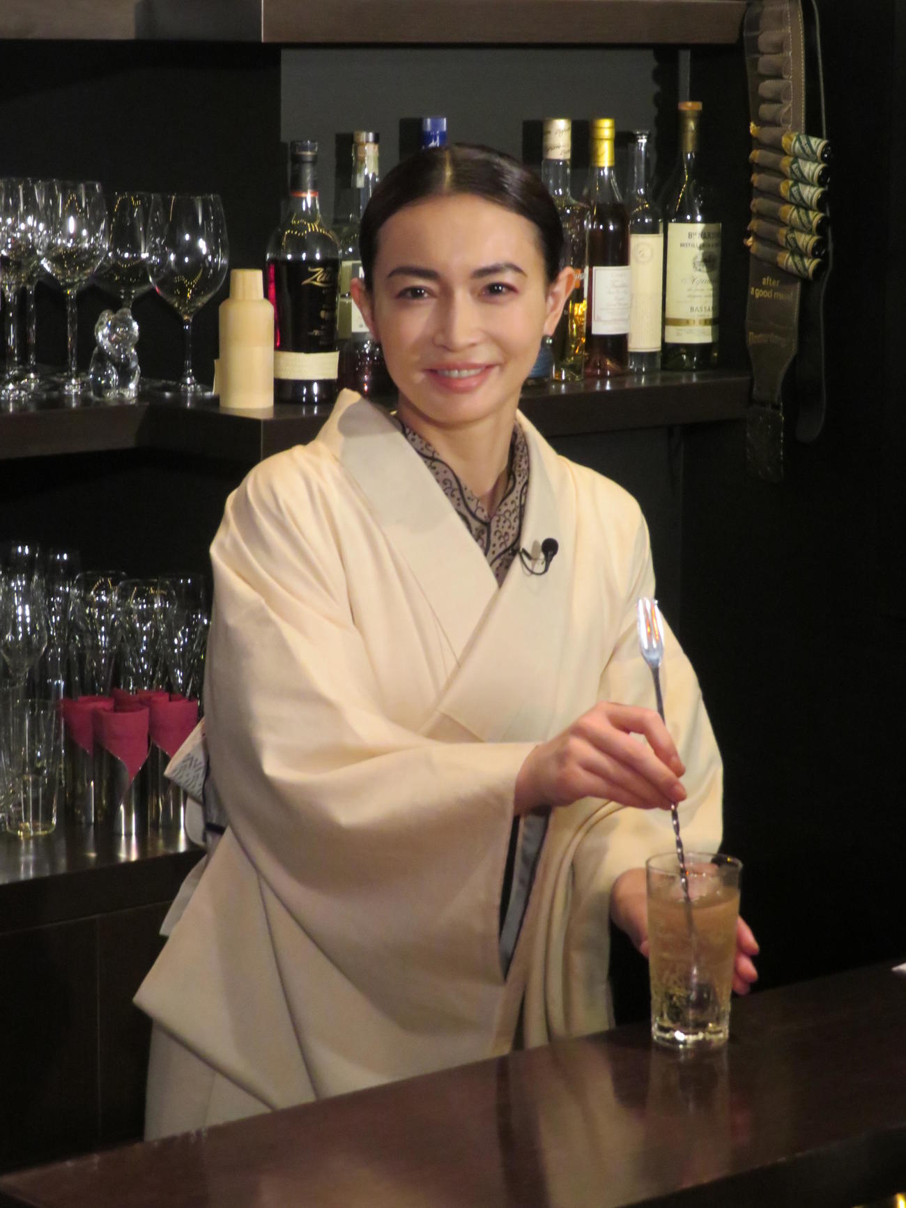 「スナック京子」のママとしてお酒を作る長谷川京子（19年11月撮影）