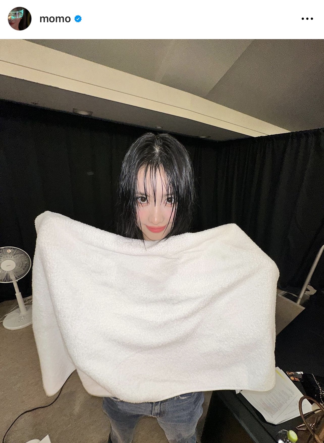 “びしょ濡れ美カット”タオルを広げるTWICEモモ（TWICEモモのインスタグラムから）