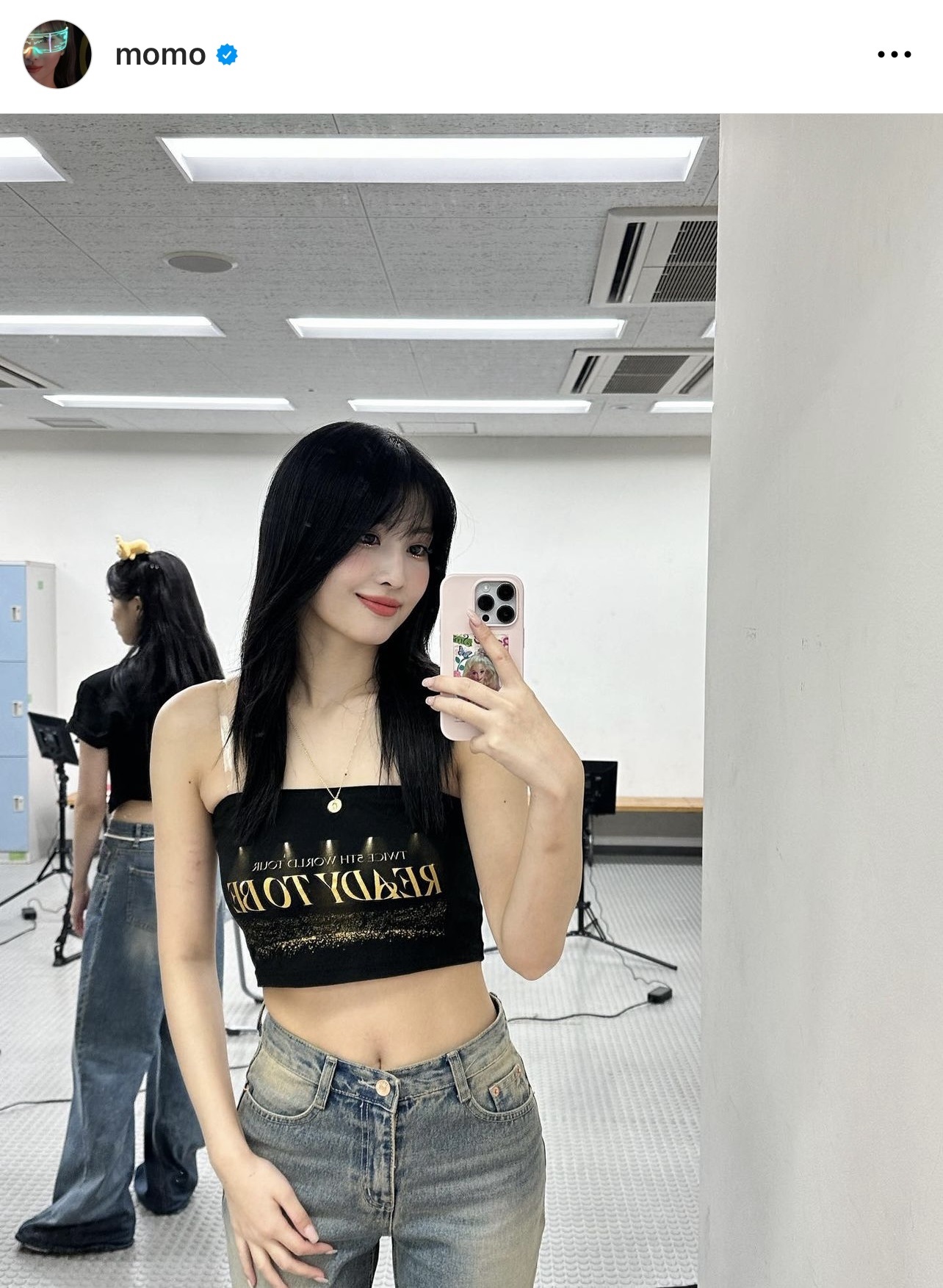 鏡の前で自撮りするTWICEモモ（TWICEモモのインスタグラムから）