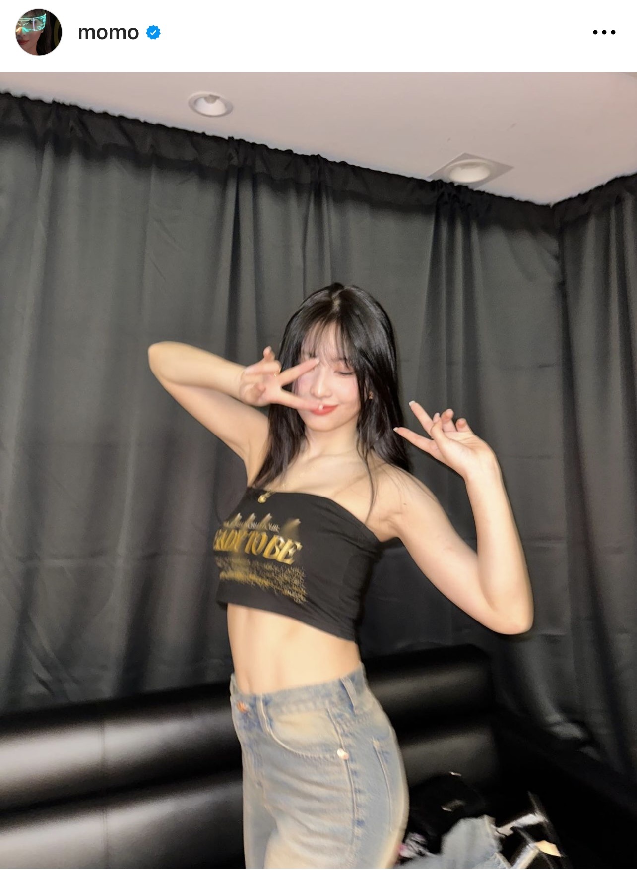 目を瞑りピースするTWICEモモ（TWICEモモのインスタグラムから）