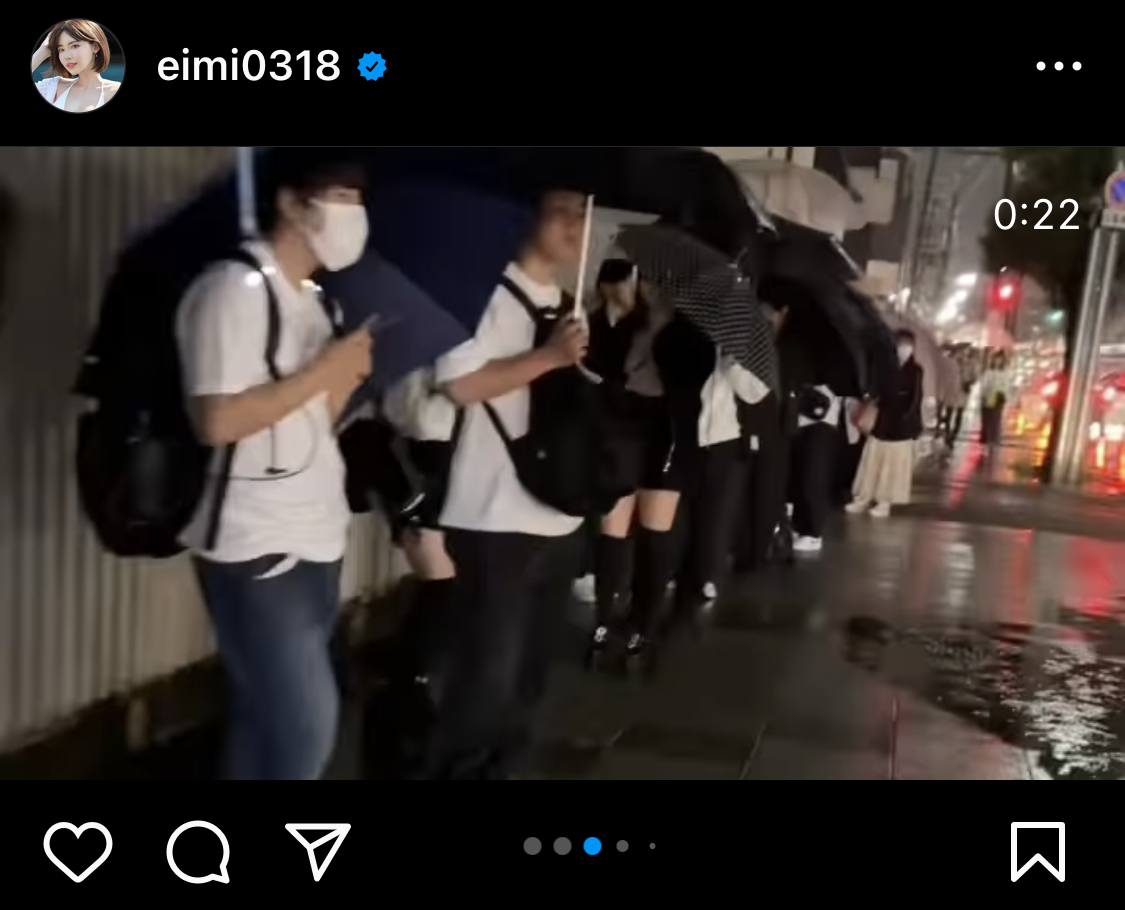 行列の様子（深田えいみのインスタグラムから）