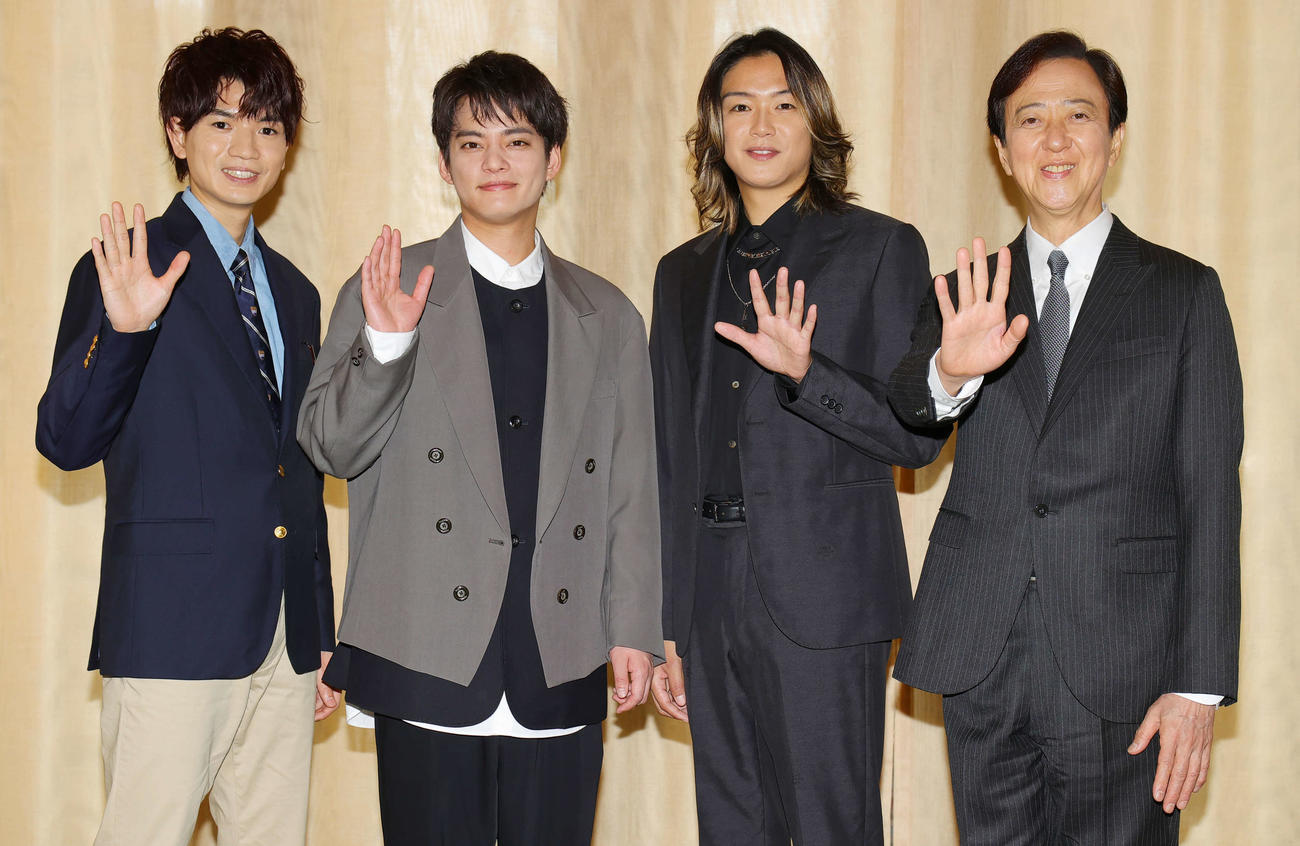 「星降る夜に出掛けよう」で初共演する、左から高地優吾、中山優馬、高木雄也は、演出の坂東玉三郎（右端）と笑顔を見せる（撮影・野上伸悟）
