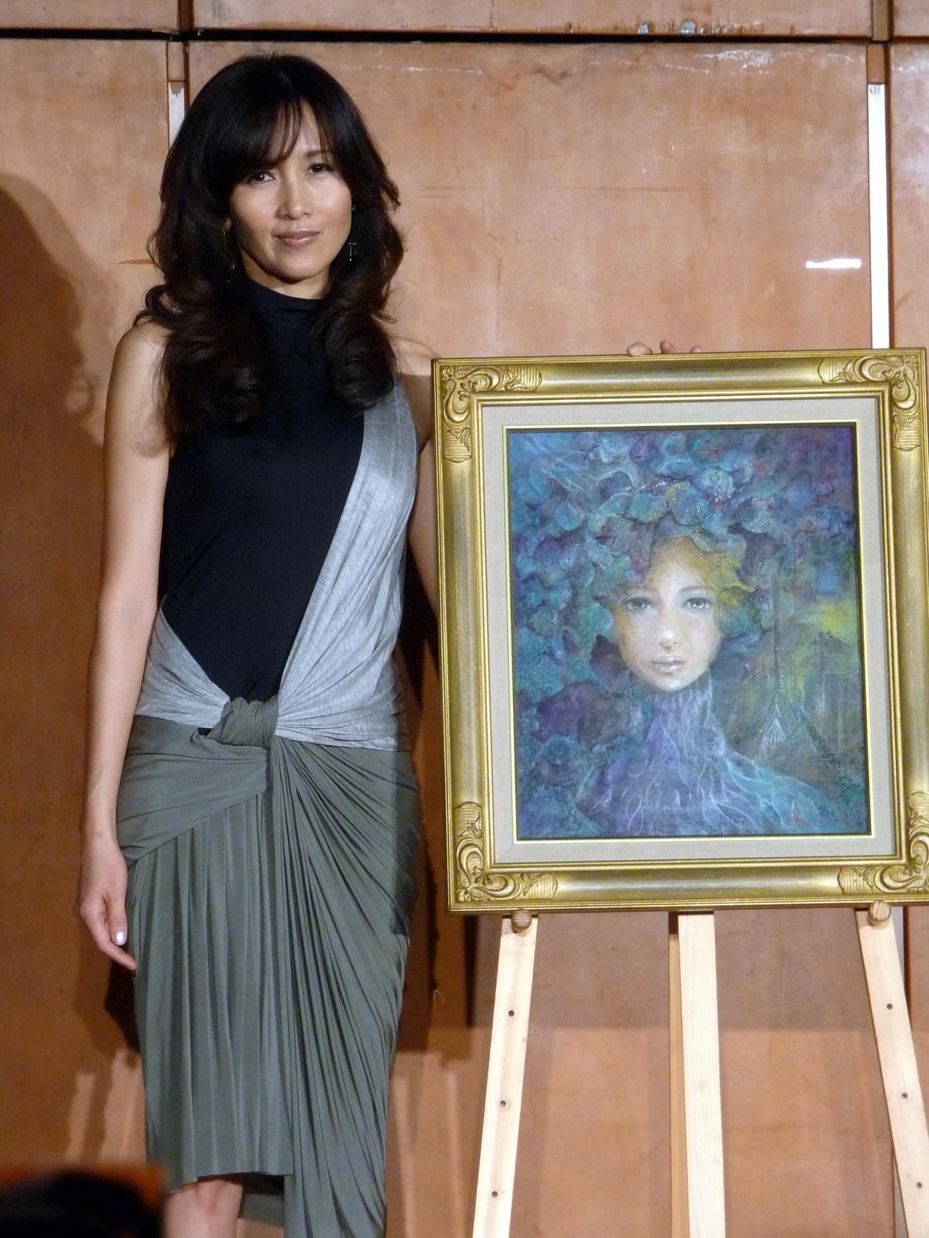 2012年3月、1カ月で仕上げたという絵画とともに記念撮影に応じる工藤静香