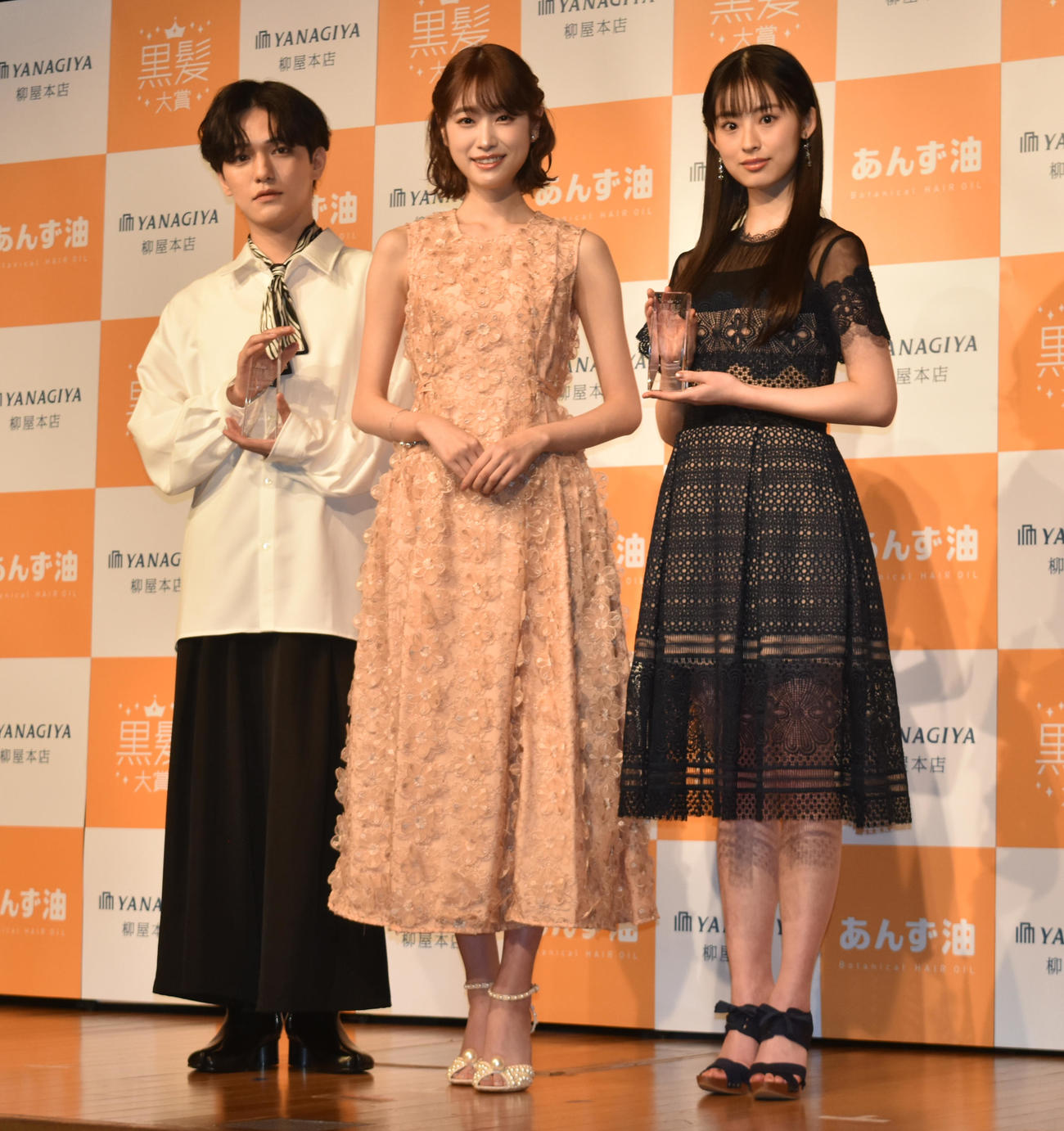 「第6回黒髪大賞」授賞式に出席したプレゼンターの高橋ひかる（中央）。左は「黒髪大賞・特別賞」受賞の近藤耀司、右は「黒髪大賞」受賞の井本彩花
