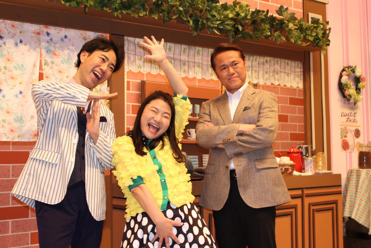 「35周年記念公演」初日を迎えた島田珠代（中）。共演の藤井隆（左）と辻本茂雄（右）