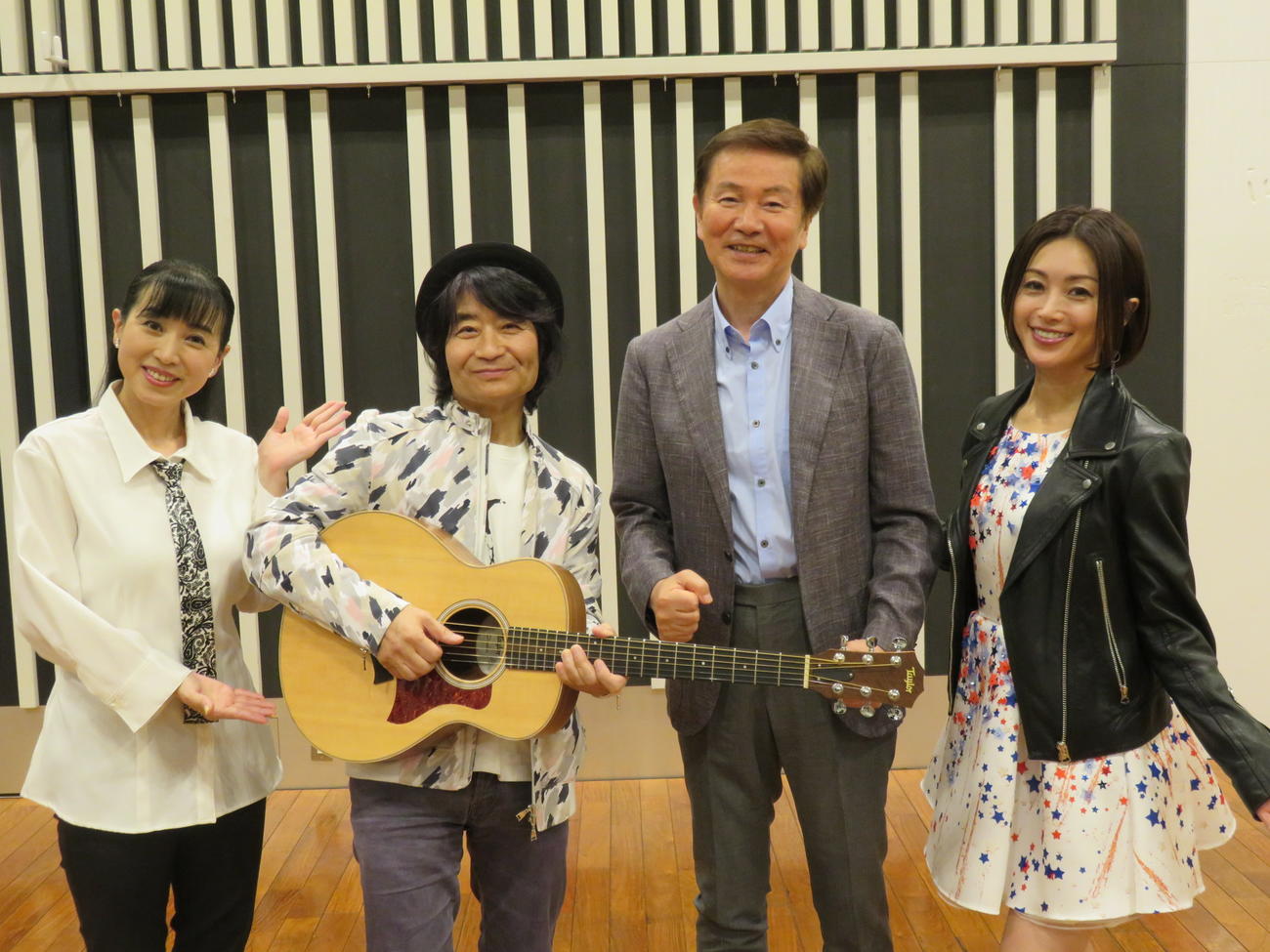 森田健作（右から2人目）のラジオ番組にゲスト出演する根本要（同3人目）。右はアシスタントの酒井法子、左は西村知美