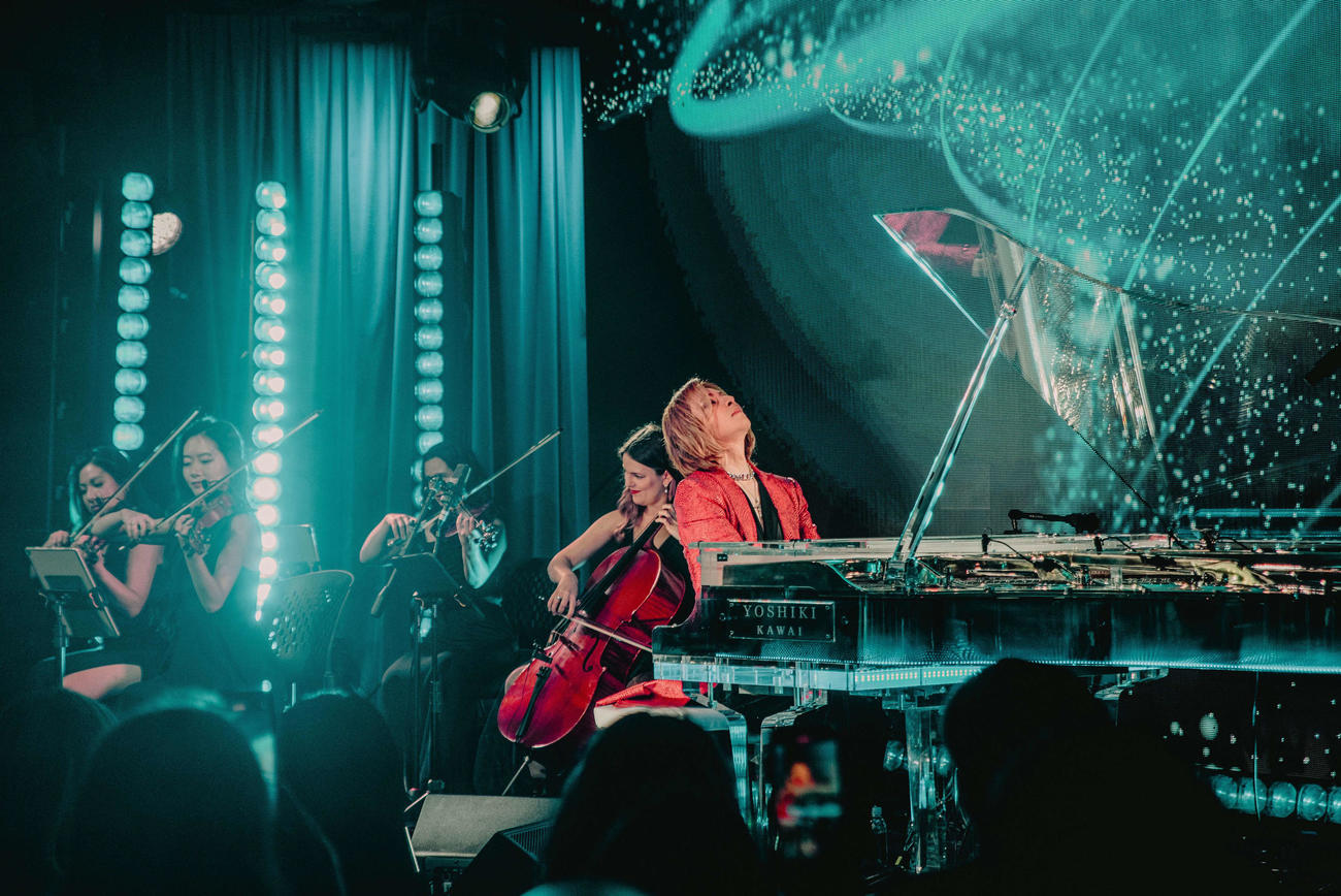 クラシックワールドツアーの発表会見でピアノ演奏するYOSHIKI
