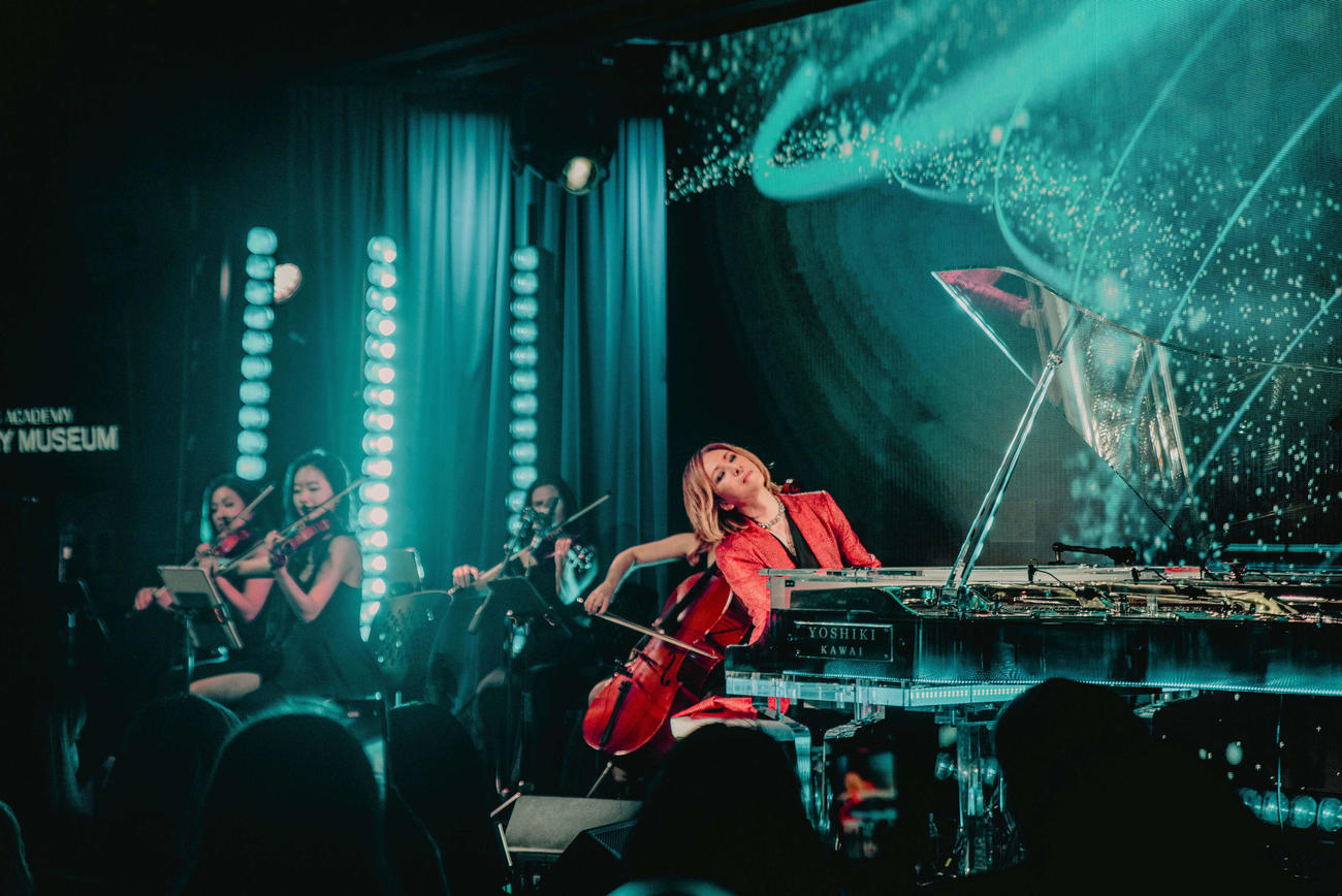クラシックワールドツアーの発表会見でピアノ演奏するYOSHIKI
