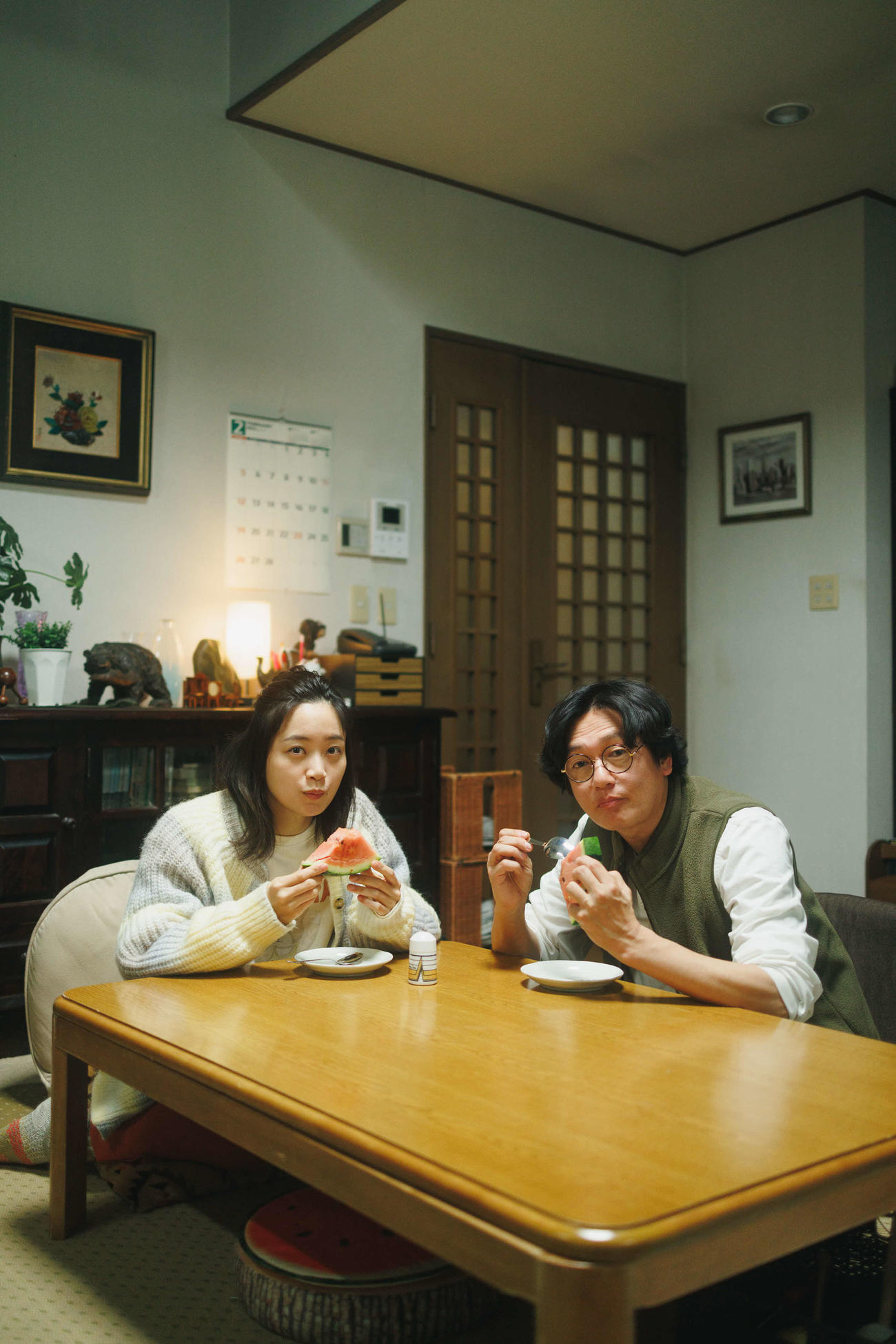 映画「人生に詰んだ元アイドルは、赤の他人のおっさんと住む選択をした」に主演の深川麻衣と共演の井浦新（C）2023「人生に詰んだ元アイドルは、赤の他人のおっさんと住む選択をした」製作委員会