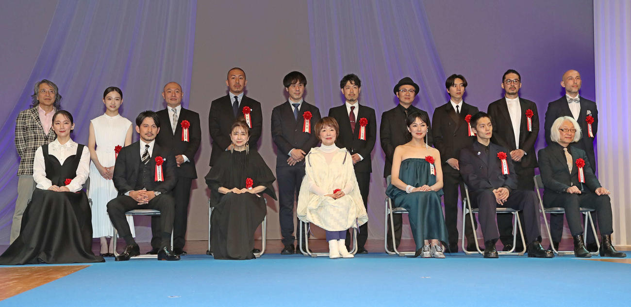 第32回日本映画批評家大賞授賞式で写真に納まる、前列左から吉岡里帆、岡田准一、風吹ジュン、宮本信子、板谷由夏、窪田正孝、手塚真。後列左からオオタヴィン監督、伊東蒼、湯浅政明監督、三宅唱監督、狩山俊輔監督、田口智久監督、吉田恵輔監督、坂東龍汰、竹林亮監督、小林譲（撮影・丹羽敏通）