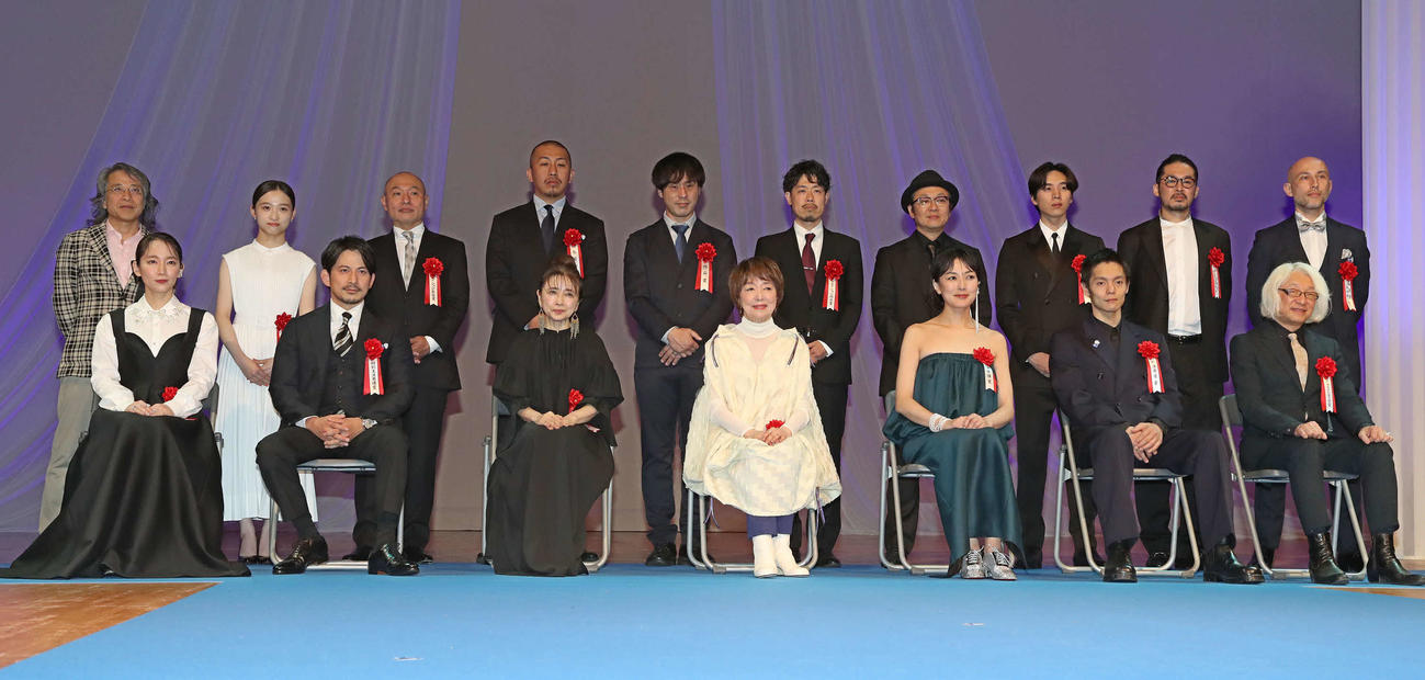 第32回日本映画批評家大賞授賞式で写真に納まる、前列左から吉岡里帆、岡田准一、風吹ジュン、宮本信子、板谷由夏、窪田正孝、手塚真。後列左からオオタヴィン監督、伊東蒼、湯浅政明監督、三宅唱監督、狩山俊輔監督、田口智久監督、吉田恵輔監督、坂東龍汰、竹林亮監督、小林譲（撮影・丹羽敏通）