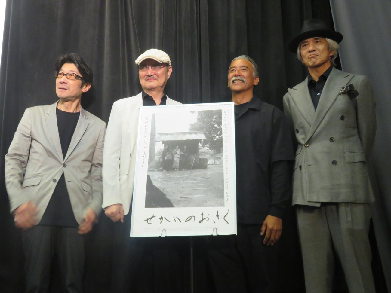 映画「せかいのおきく」のトークイベントに出席した、左から阪本順治監督、石橋蓮司、真木蔵人、佐藤浩市