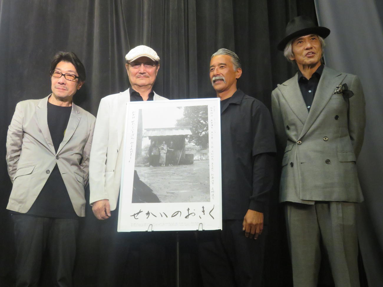 映画「せかいのおきく」のトークイベントに出席した、左から阪本順治監督、石橋蓮司、真木蔵人、佐藤浩市