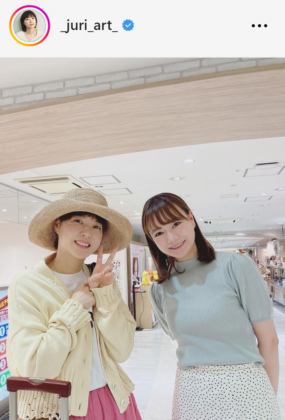 岩手朝日テレビの仮屋未来アナ（右）とツーショットに納まる上野樹里（上野樹里のインスタグラムから）
