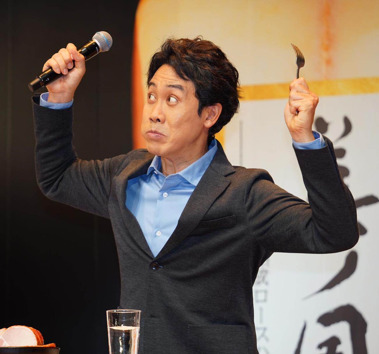 「美ノ国」新商品発表会に出席した、大泉洋はハムのおいしさを体で表現する（撮影・佐藤勝亮）
