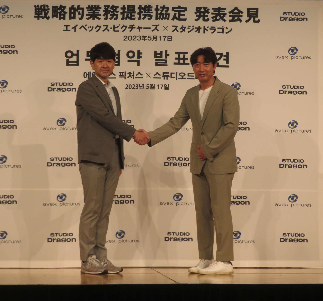 戦略的業務提携協定を発表したエイベックス・ピクチャーズ株式会社取締役の前野展啓氏（左）とスタジオドラゴンのユ・ボンヨル氏（撮影・横山慧）