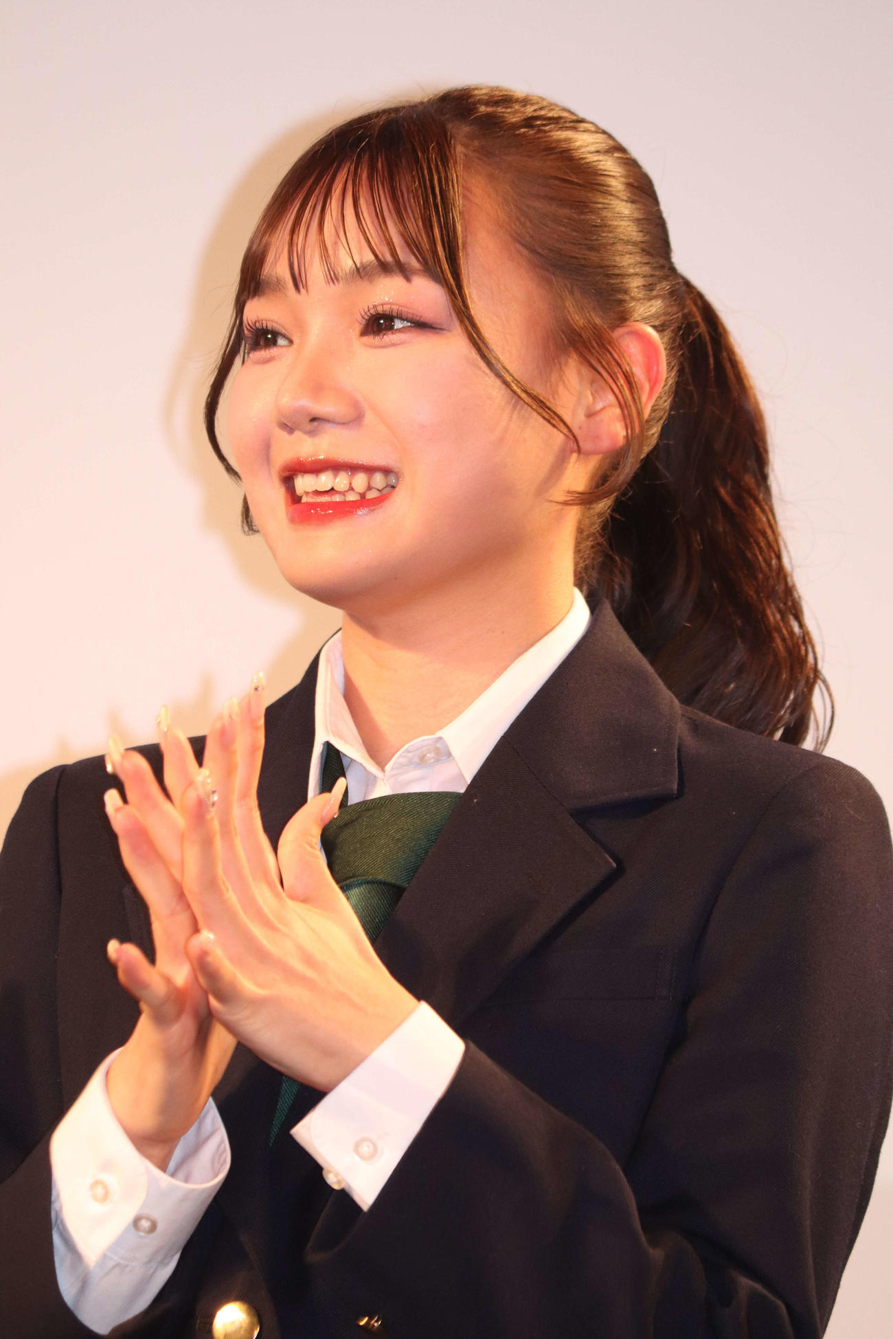 「アロエジェルPR発表会」に名探偵の衣装で登場した古澤里紗（撮影・加藤理沙）