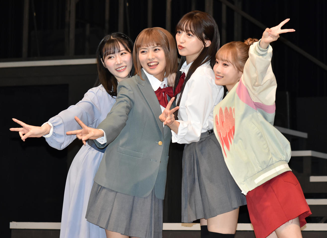 舞台「宇宙よりも遠い場所」ゲネプロに参加した＃ババババンビ岸みゆ（右端）。左から北澤早紀、堀内まり菜、石井陽菜
