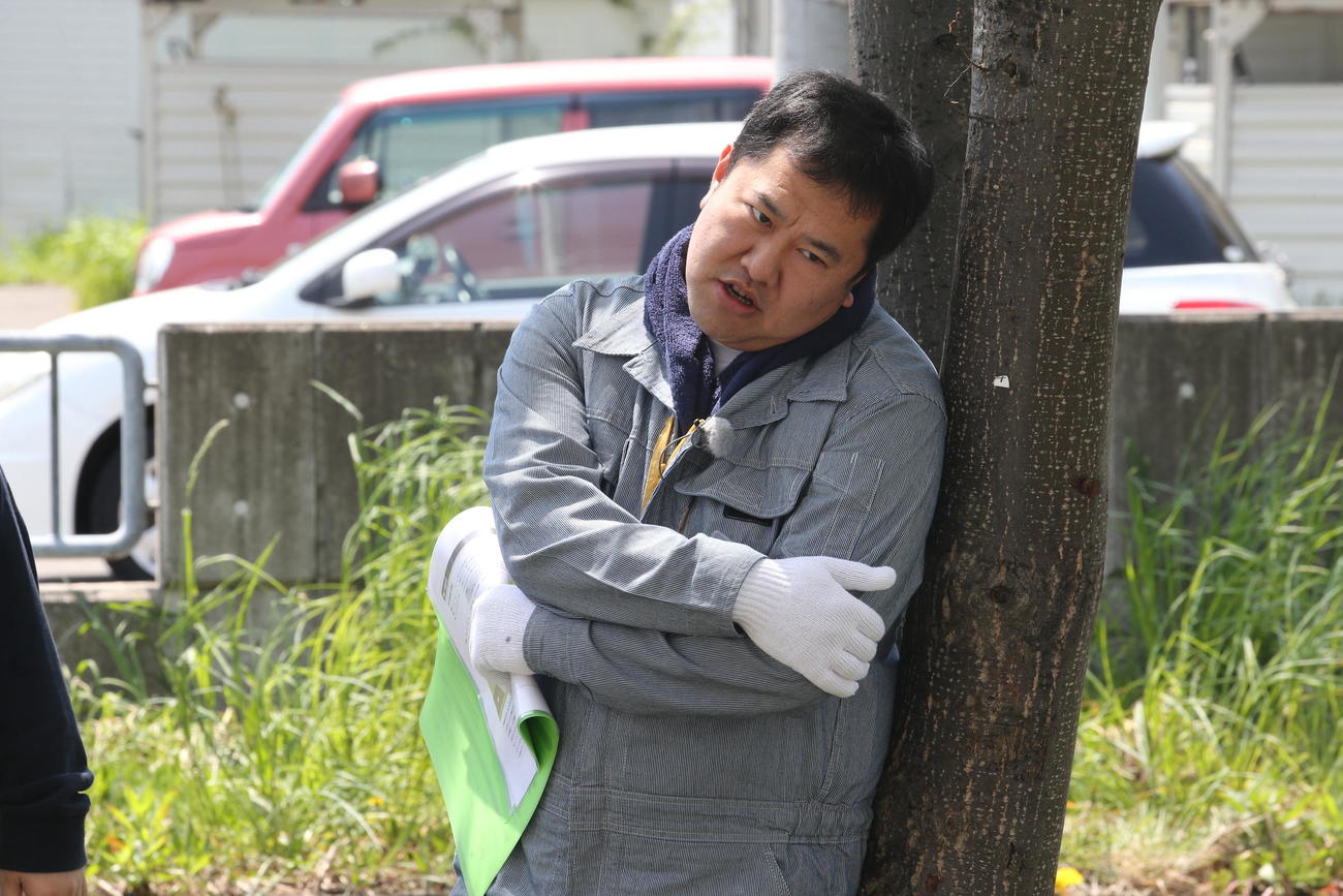 安村（中央）は、木に寄り掛かり、なぜか小学生たちと見下ろしながらじゃがいもの植え方を説明（撮影・中島洋尚）