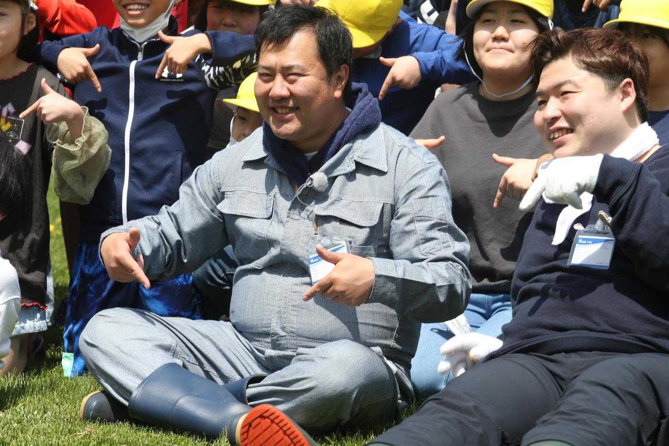とにかく明るい安村（中央は）「はいてます」のポーズで小学生と記念撮影（撮影・中島洋尚）　