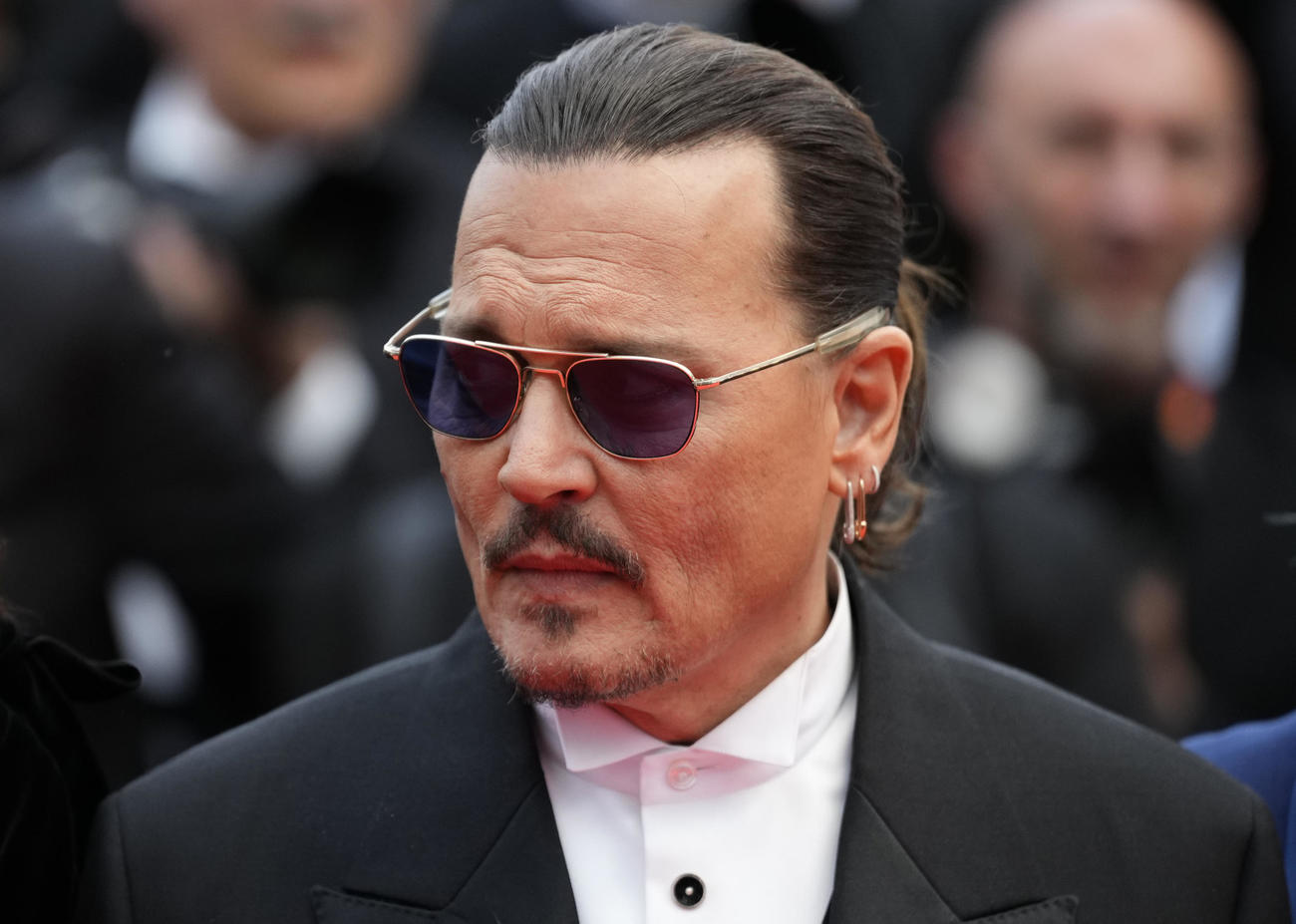 サングラスにスーツ姿のジョニー・デップ（AP）