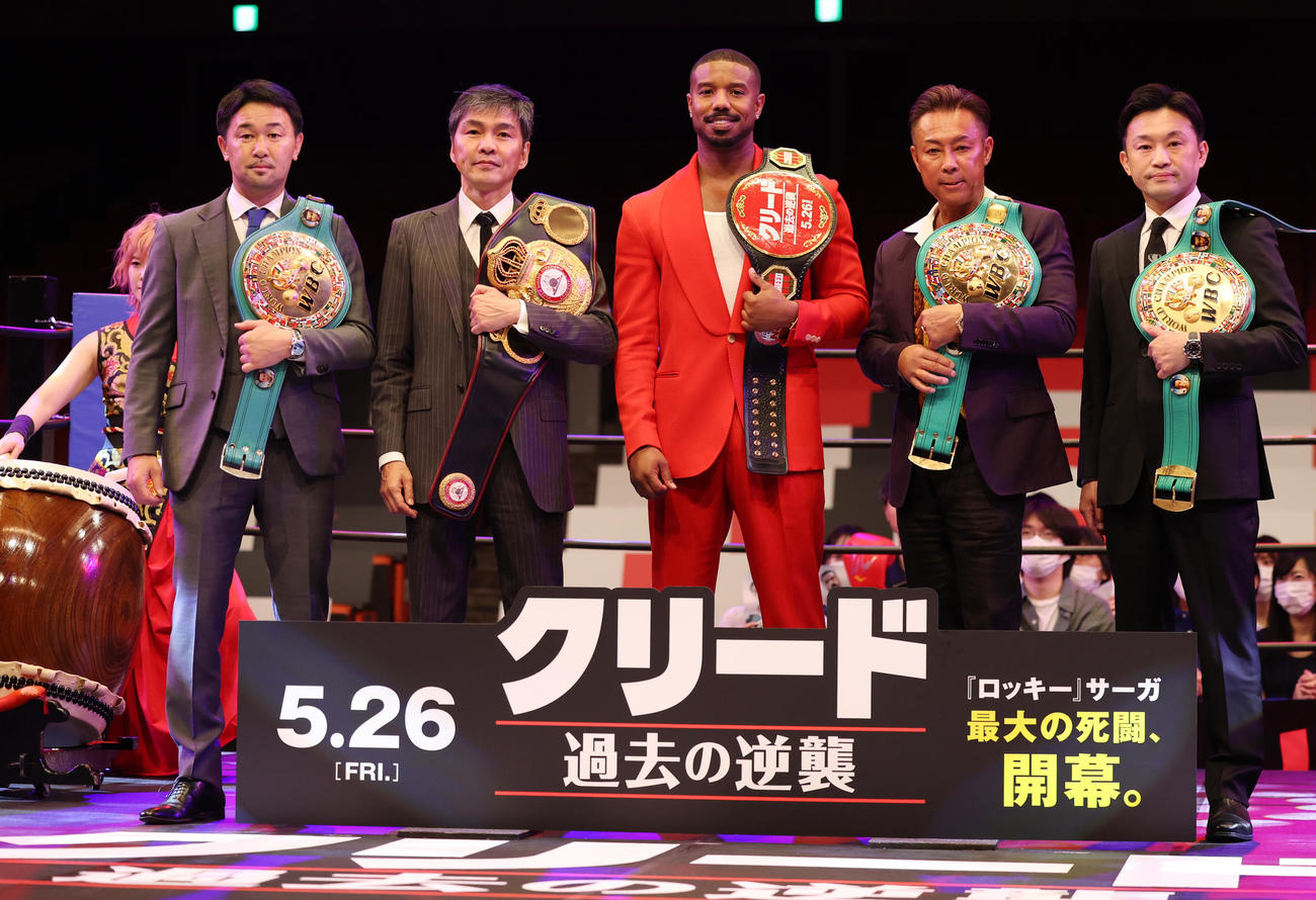 映画「クリード」過去の逆襲ジャパンプレミアレッドカーペットイベントを行った左から山中慎介氏、飯田覚士氏、主演のマイケル・B・ジョーダン、薬師寺保栄氏、西岡利晃氏（撮影・野上伸悟）