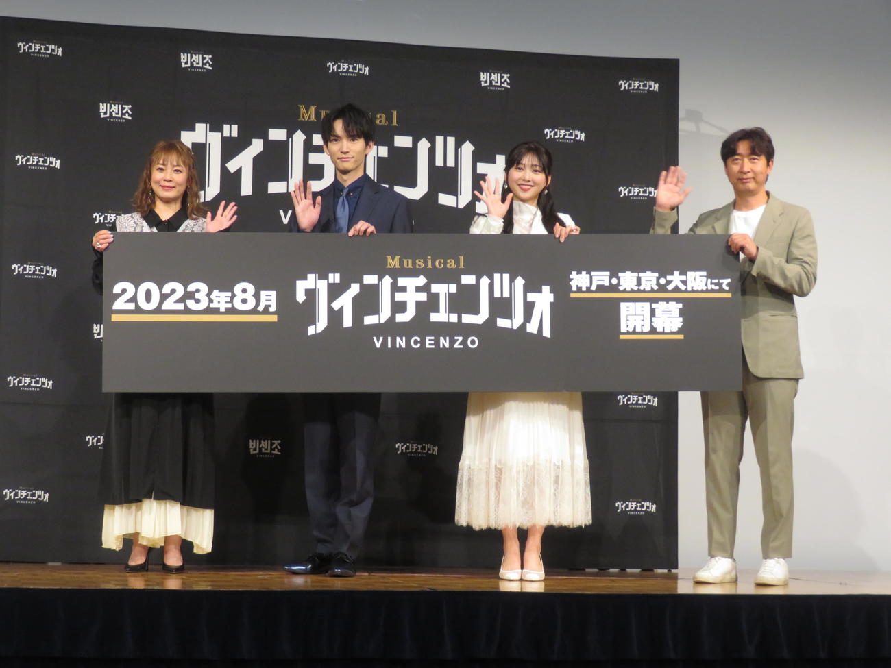 ミュージカル「ヴィンチェンツォ」に出演する日向坂46富田鈴花（左から3人目）。左から佐藤仁美、和田雅成、1人おいてユ・ボンヨル氏（撮影・横山慧）