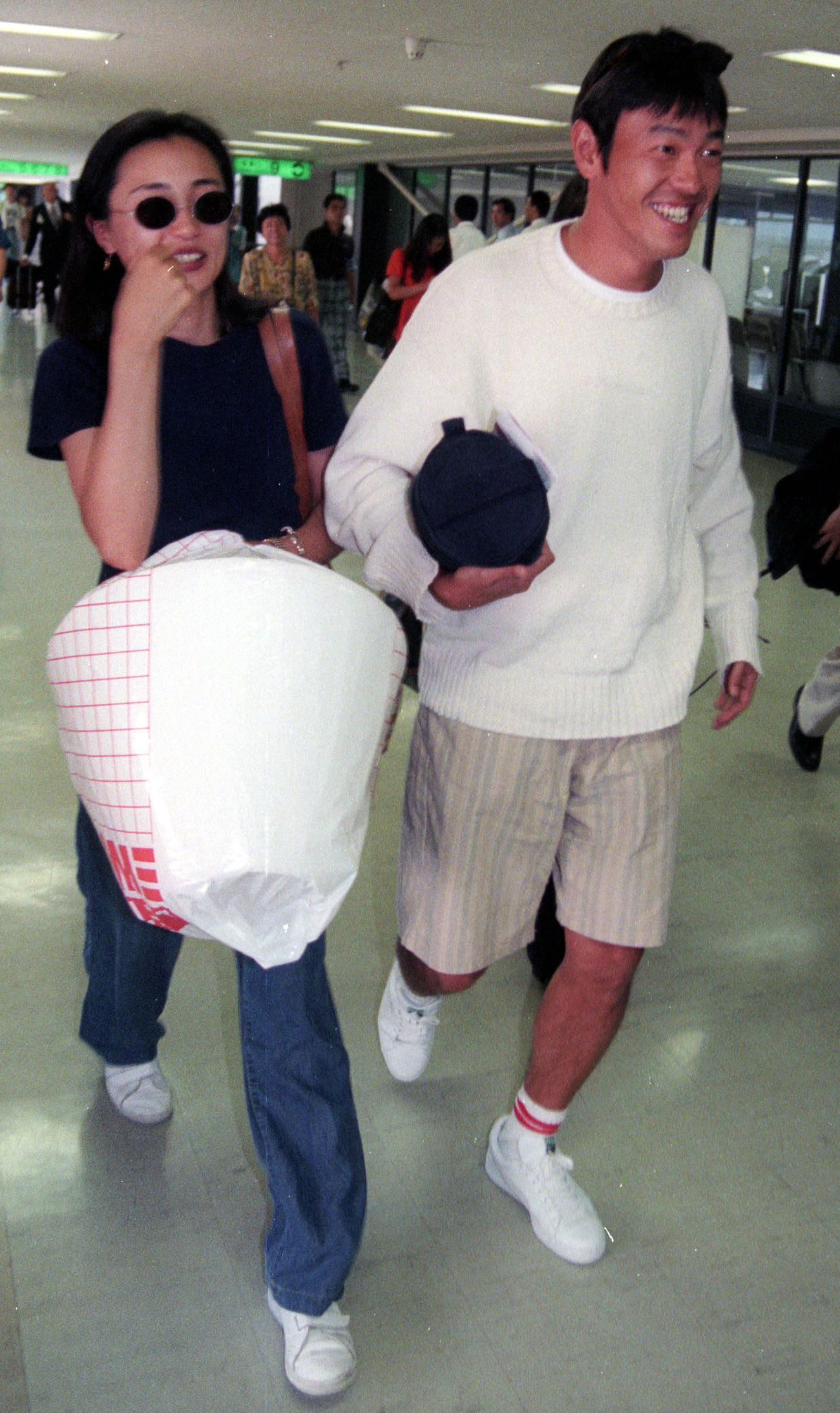 香坂みゆき（右）と婚前旅行から帰国した清水圭（1994年8月撮影）
