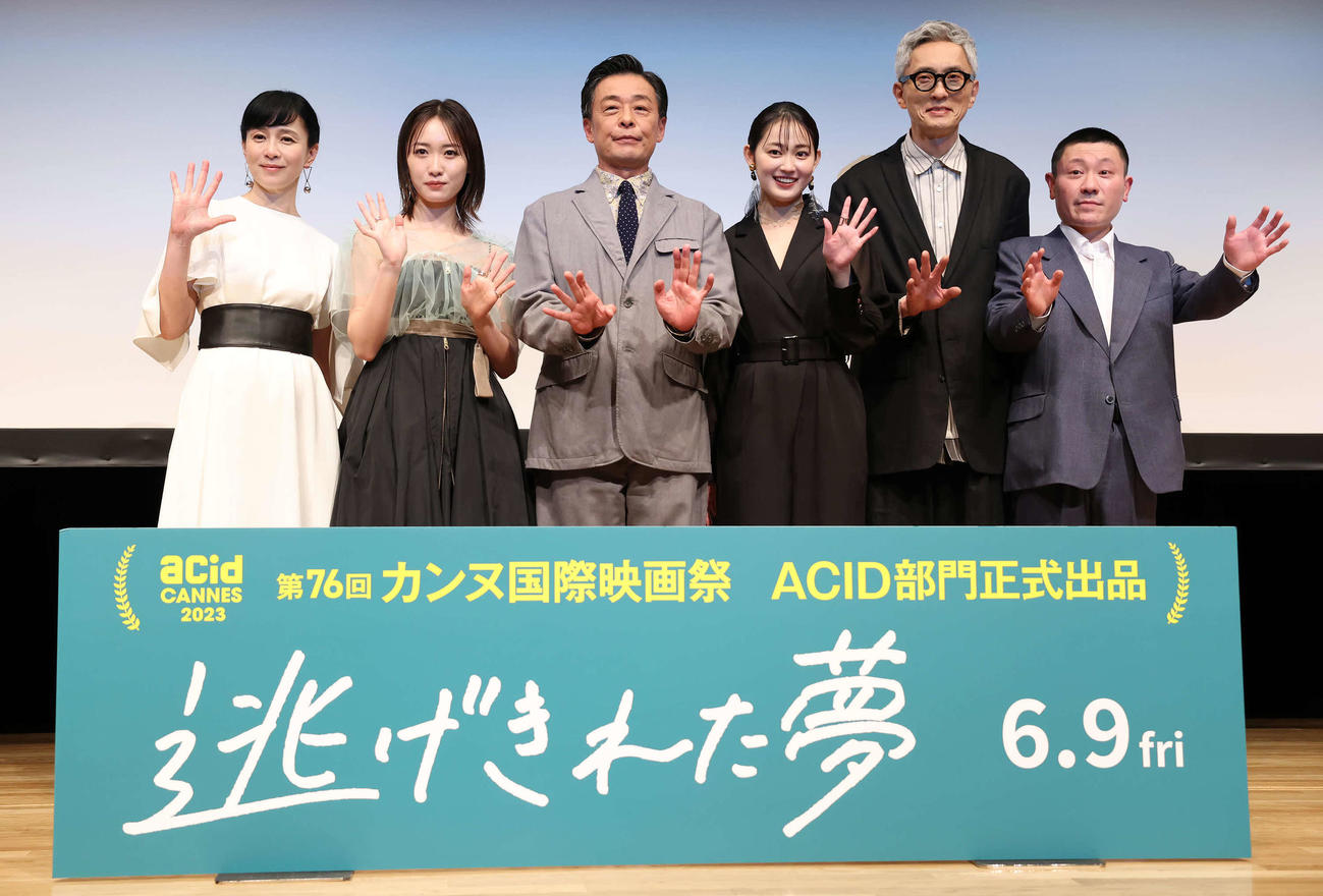 映画「逃げ切れた夢」完成披露上映会で写真に納まる、左から坂井真紀、工藤遥、光石研、吉本実憂、松重豊、二ノ宮隆太郎監督（撮影・丹羽敏通）