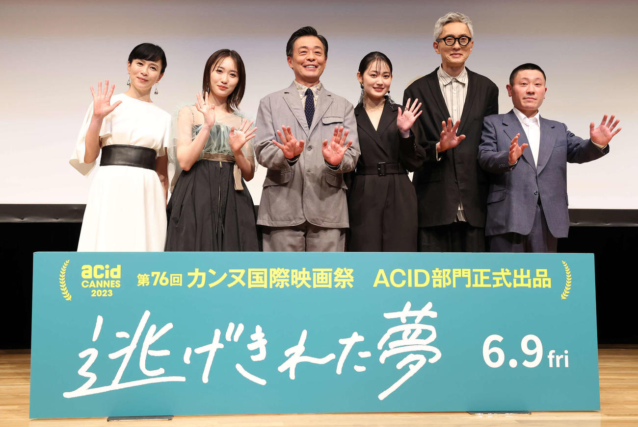 映画「逃げ切れた夢」完成披露上映会で写真に納まる、左から坂井真紀、工藤遥、光石研、吉本実憂、松重豊、二ノ宮隆太郎監督（撮影・丹羽敏通）