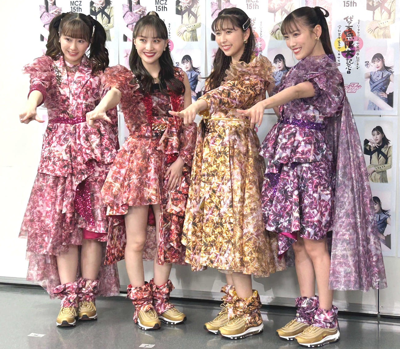 15周年記念ライブ前に取材に応じた、左からももいろクローバーZの佐々木彩夏、百田夏菜子、玉井詩織、高城れに