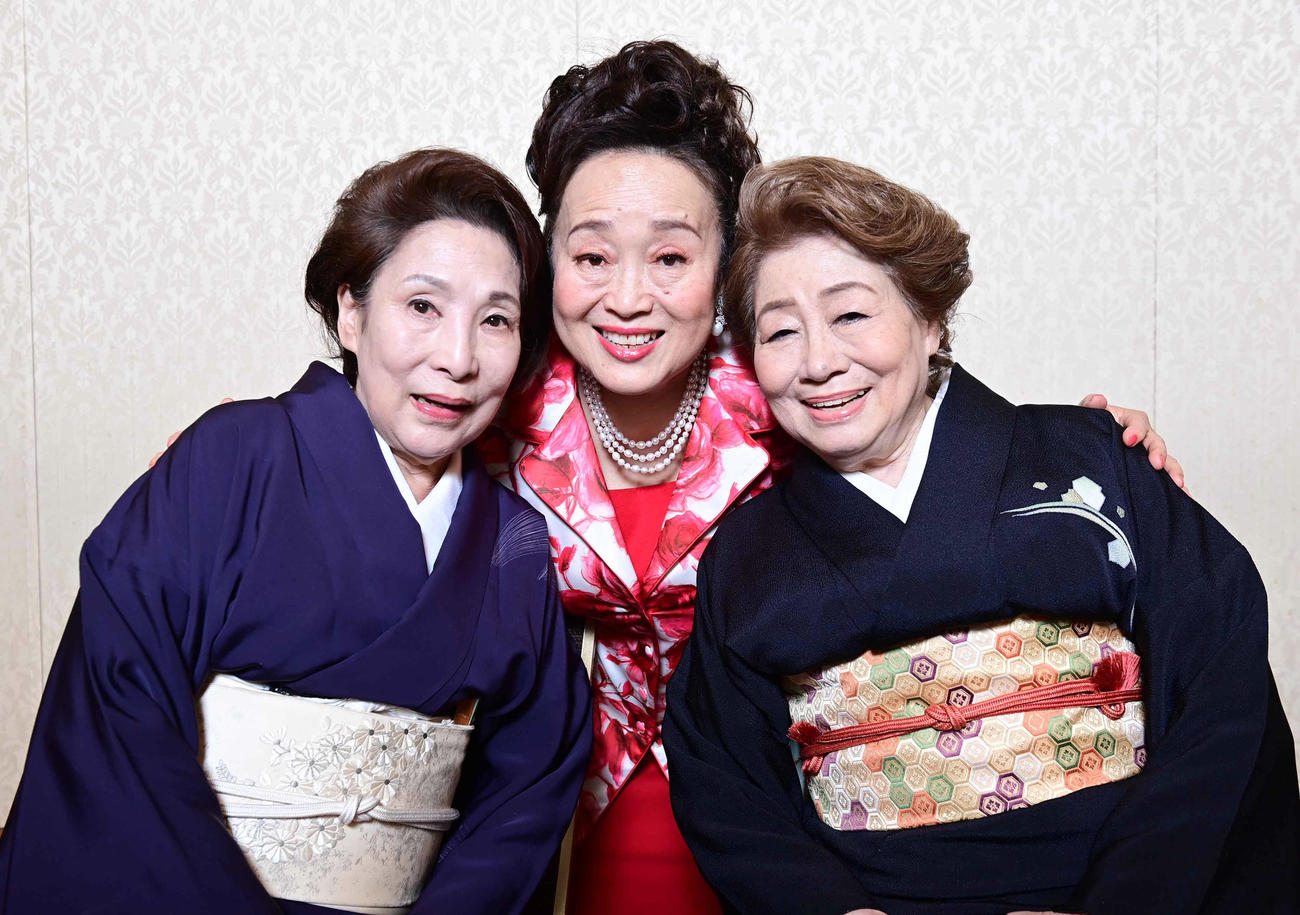 新派135年記念6月喜劇公演「三婆」で共演する、左から波乃久里子、渡辺えり、水谷八重子（撮影・小沢裕）