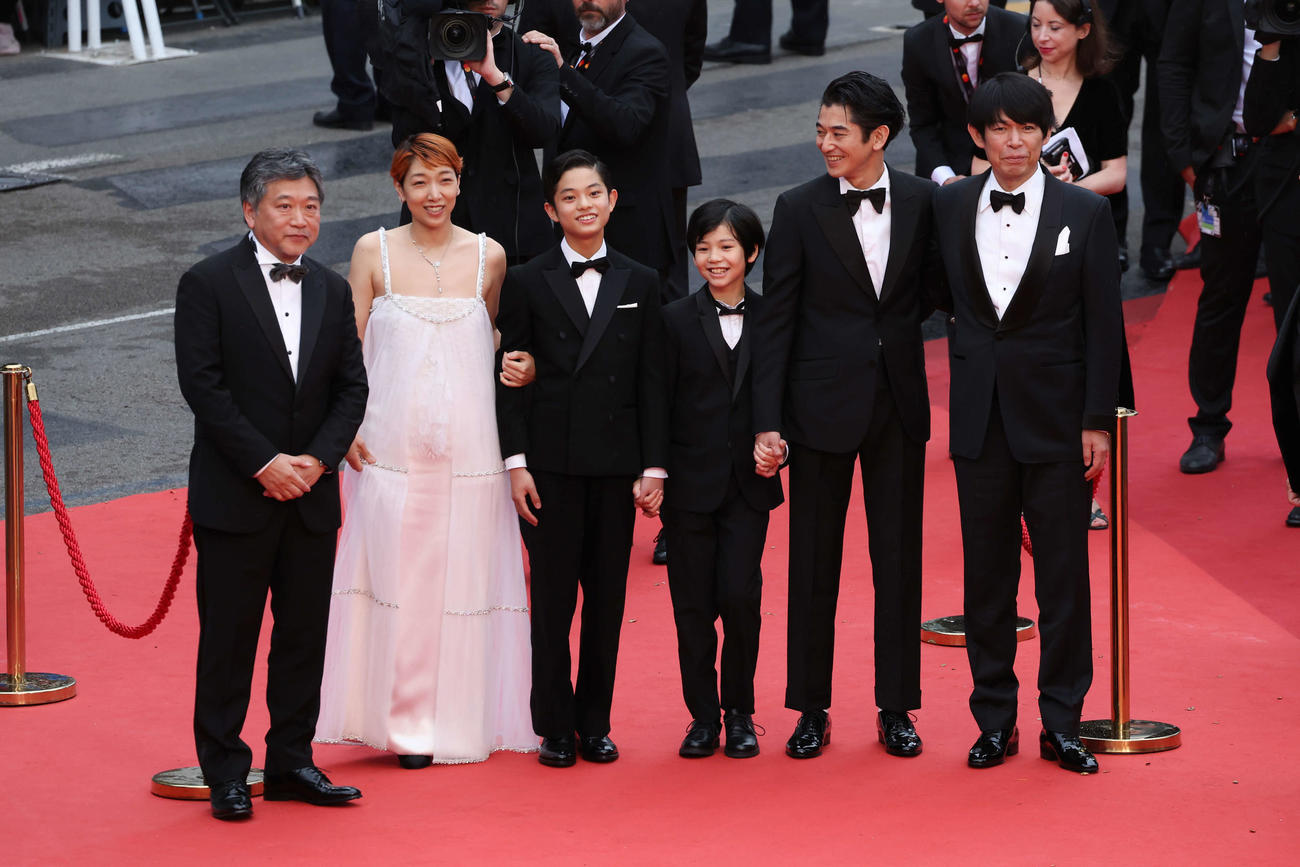 カンヌ映画祭公式上映前にレッドカーペットに立った映画「怪物」の、左から是枝裕和監督、安藤サクラ、黒川想矢、柊木陽太、永山瑛太、坂元裕二氏