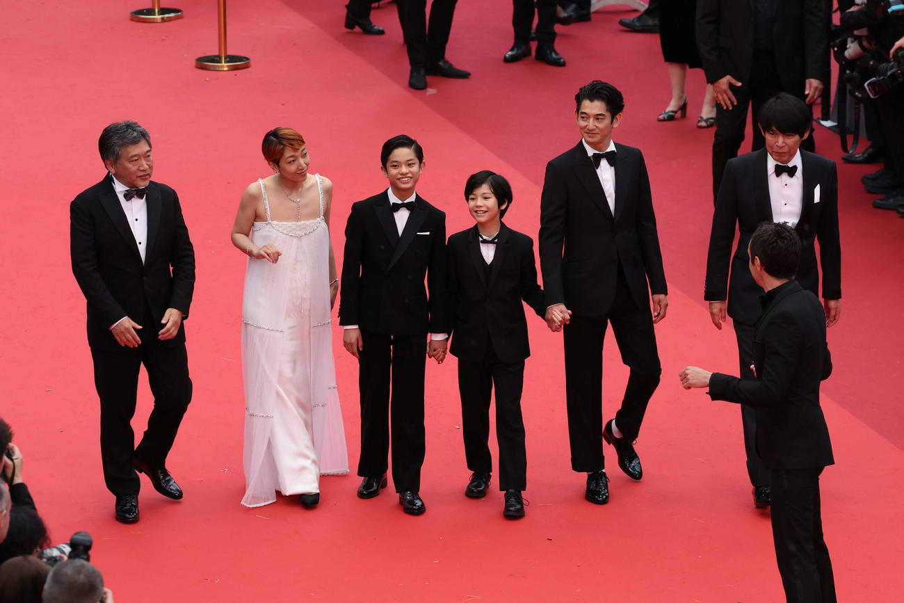 カンヌ映画祭公式上映前にレッドカーペットを歩く映画「怪物」の、左から是枝裕和監督、安藤サクラ、黒川想矢、柊木陽太、永山瑛太、坂元裕二氏