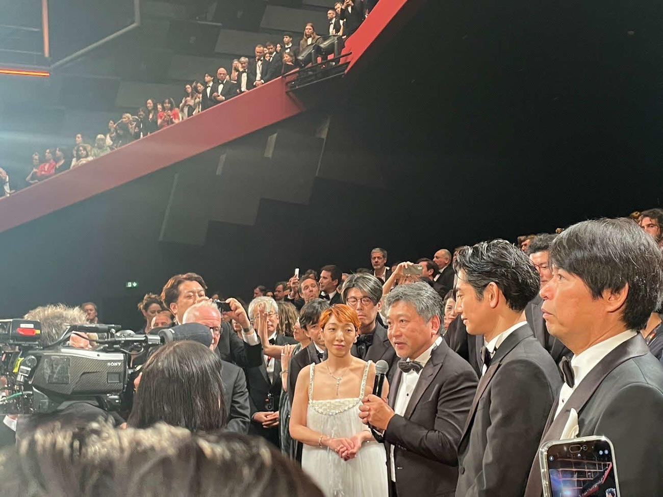 カンヌ映画祭で公式上映を終えた映画「怪物」の、左から安藤サクラ、是枝裕和監督、永山瑛太、坂元裕二氏