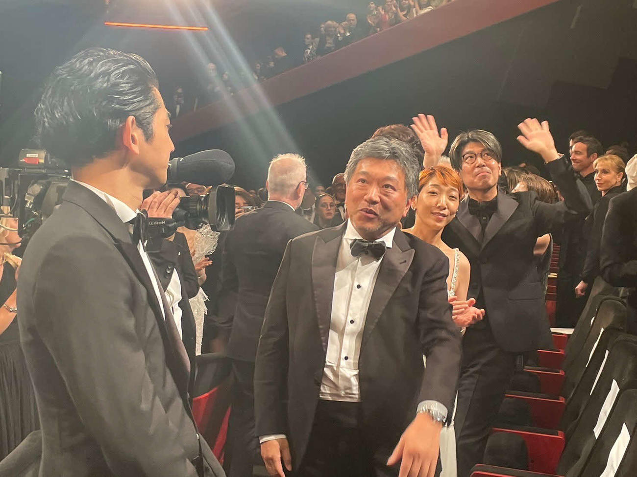 カンヌ映画祭で公式上映を終えた映画「怪物」の、左から永山瑛太、是枝裕和監督、安藤サクラ