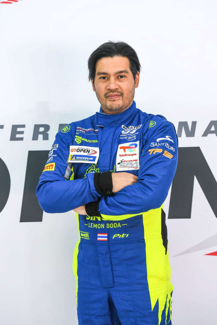 前澤友作氏が設立を発表したカーレースのチーム「MAEZAWA RACING」初代ドライバーのピッティ・ブロムバクディ(C)MAEZAWA RACING