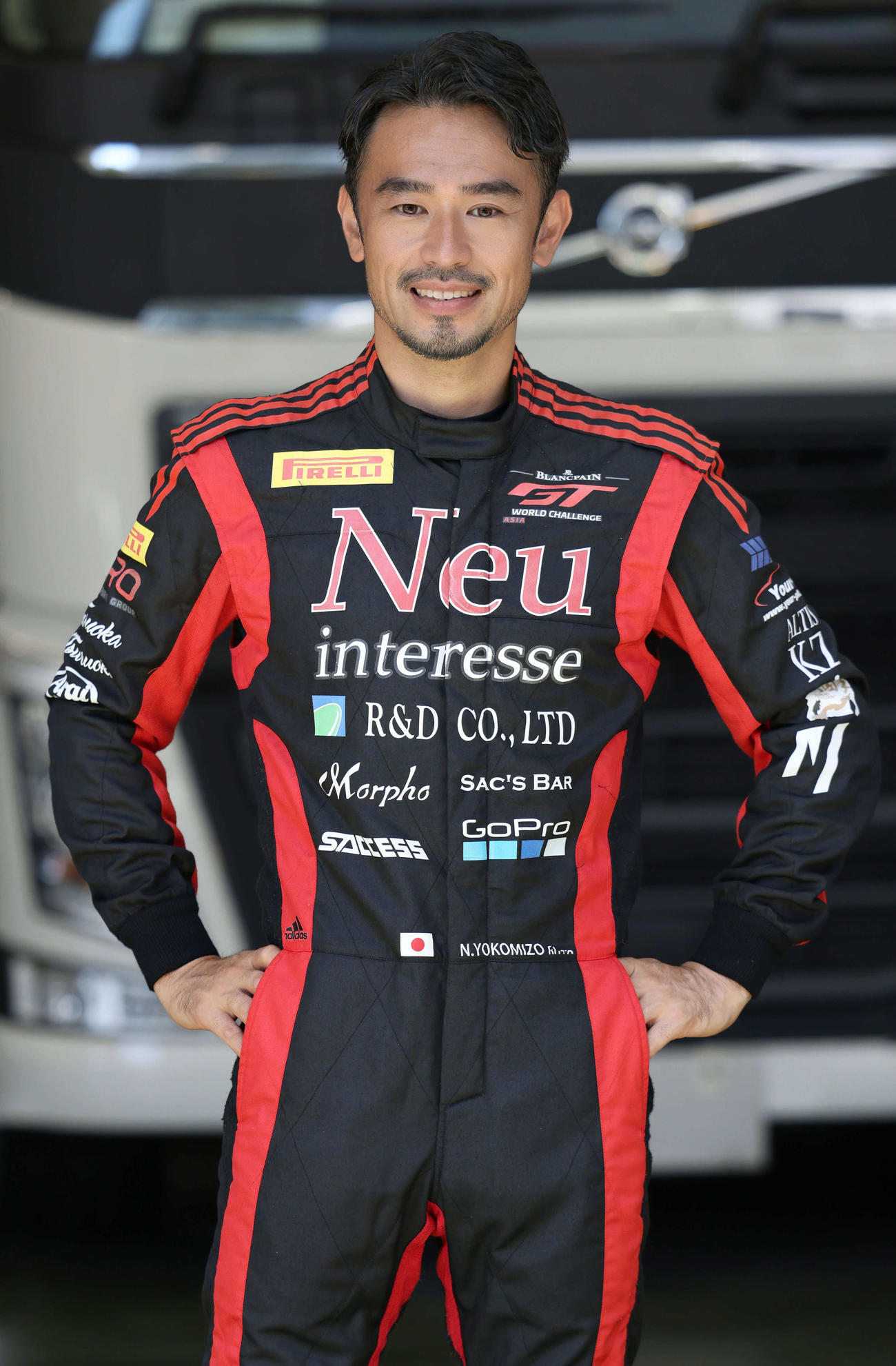 前澤友作氏が設立を発表したカーレースのチーム「MAEZAWA RACING」初代ドライバーの横溝直輝(C)MAEZAWA RACING