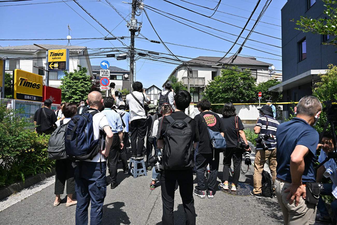 市川猿之助の自宅周辺に集まった報道陣（撮影・滝沢徹郎）