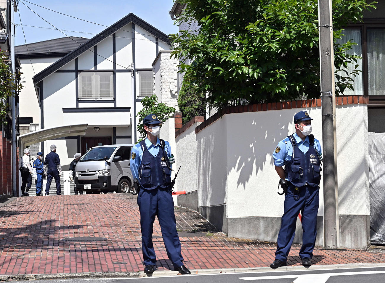 市川猿之助の自宅周辺で警備する警察官（撮影・滝沢徹郎）