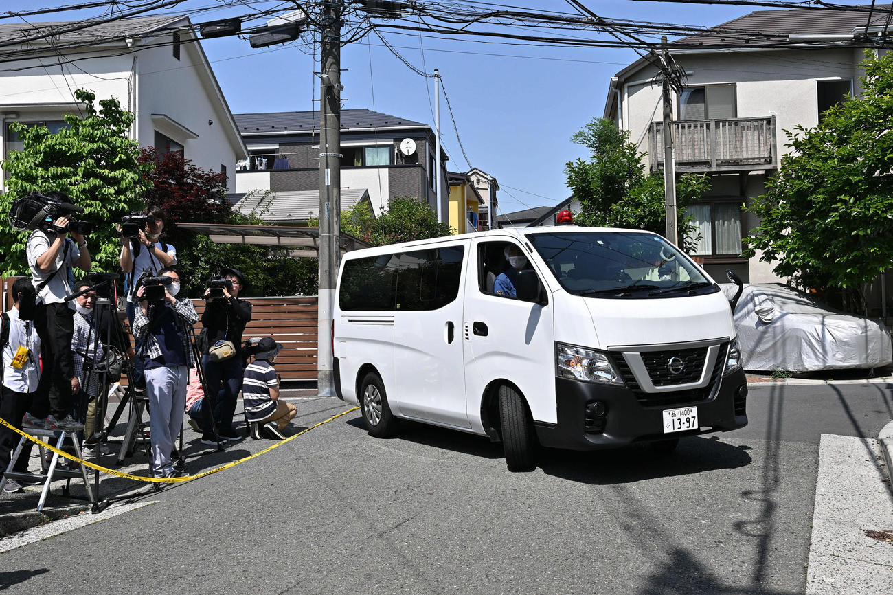 市川猿之助の自宅付近を通過する警察車両（撮影・滝沢徹郎）