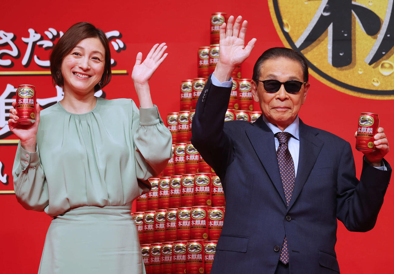 キリンビール「本麒麟」リニューアル発表会＆新CM発表会に参加した広末涼子（左）とタモリ（撮影・野上伸悟）
