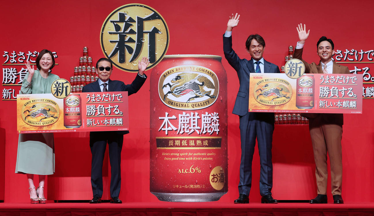 キリンビール「本麒麟」リニューアル発表会＆新CM発表会を行った左から広末涼子、タモリ、江口洋介、満島真之介（撮影・野上伸悟）